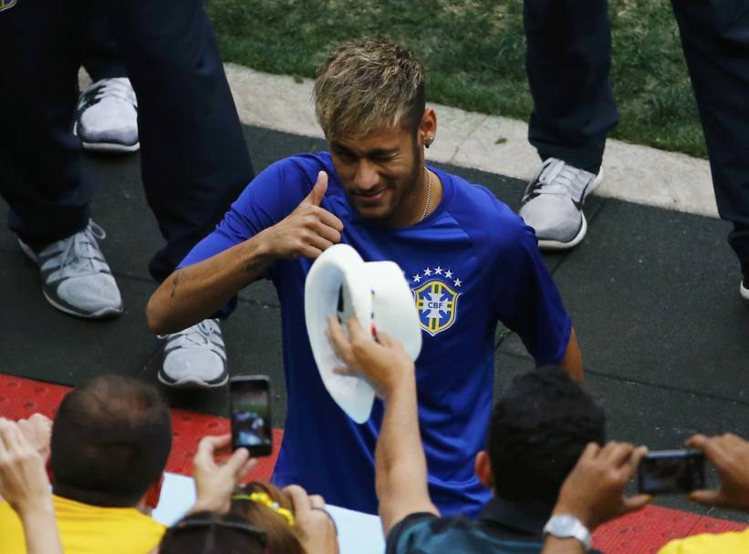 Occhiolino di Neymar ai suoi tifosi. Action Images